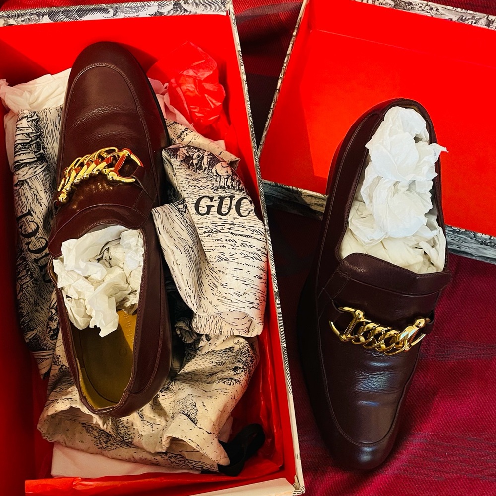 Gucci Men's Burgundy Leather Loafers with Gold Chain